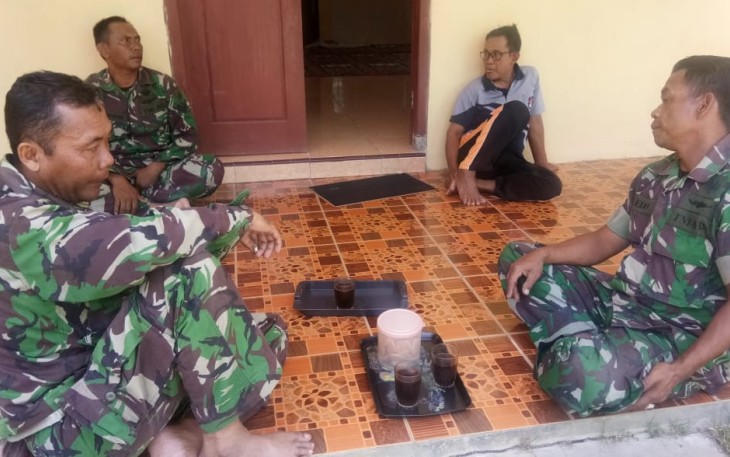 Prajurit TNI Kodim Cilacap Bercengkrama Sambil Minum Kopi