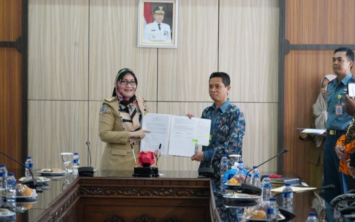 Asisten II Setda Provinsi Bengkulu Yuliswani Serahkan Hibah Pada Ketua KPU Provinsi Bengkulu Irwan Saputra
