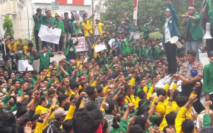 Mahasiswa saat aksi unjuk rasa di depan Kantor DPRK Lhokseumawe