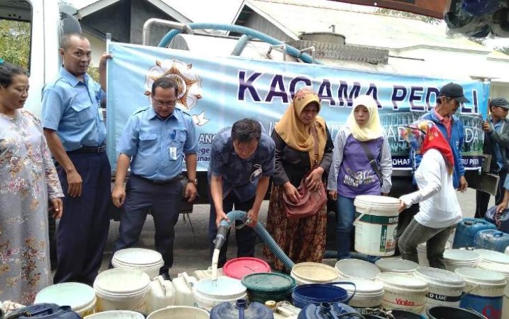 Anggota Kagama di Berbagai Daerah Distribusikan Air Bersih Untuk Cikendung