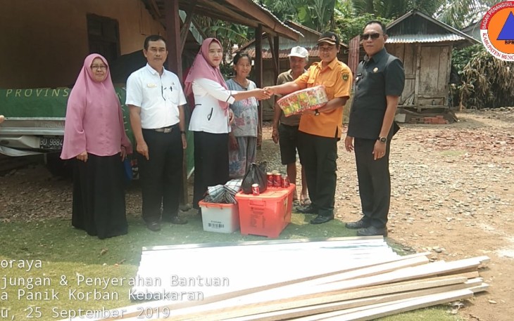 Kepala Pelaksana BPBD Bengkulu Selatan Yarusdi Salurkan Bantuan Pada Dua Korban Kebakaran 