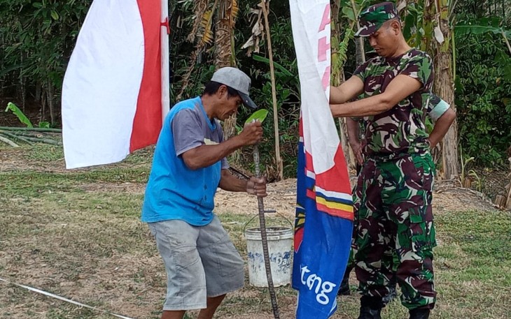 Danramil 07 Kecamatan Maos Kapten Inf Joko Yunanto Pimpin Langsung Pemasangan Sepanduk Di Lapangan Desa Cilibang.