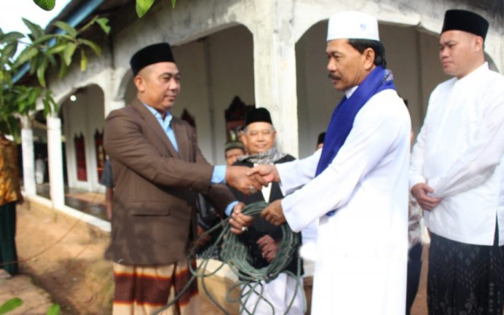 Bupati Bengkulu Tengah Ferry Ramli Serahkan Hewan Kurban Usai Sholat Id Kurban 