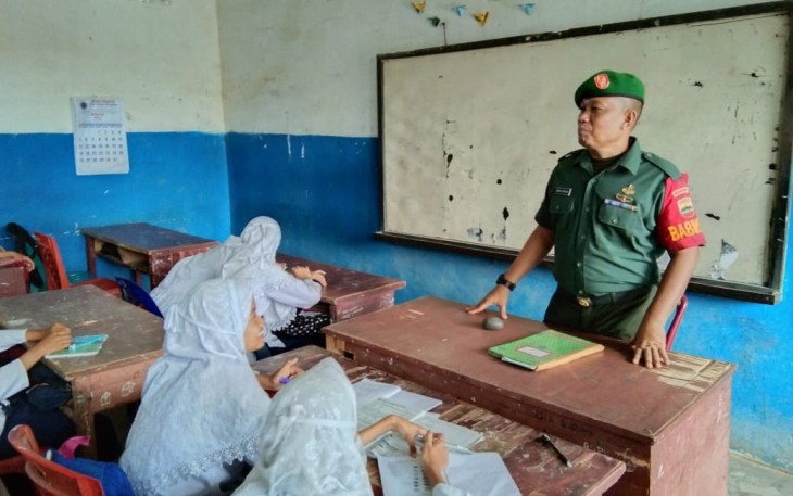 Babinsa Sertu Ismail Siregar Beri Penjelasan Bahaya Narkoba Pada Para Siswa MTS Swasta Simpang Marbau