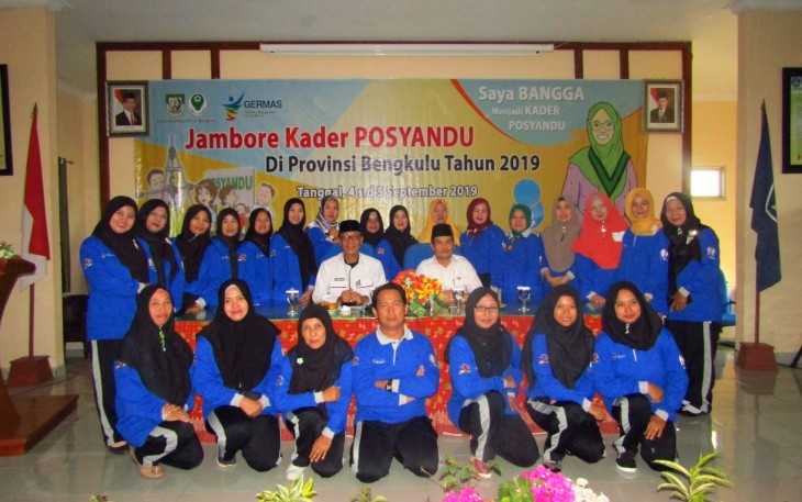 Foto Bersama Kepala Dinsa Kesehatan Provinsi Bengkulu Herwan Antoni Dan Kader Jambore Posyandu 