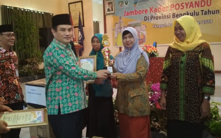 Kepala Dinas Kesehatan Provinsi Bengkulu Herwan Antoni Berikan Piala Pada Juara Lomba Penyuluhan 