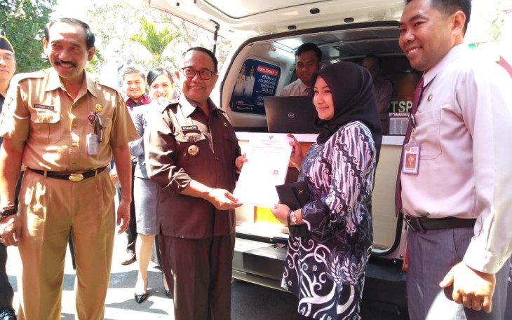 Bupati Blitar Drs Rijanto Saat Meresmikan Program Joss Banget Mas di DPMPTSP Pemkab Blitar