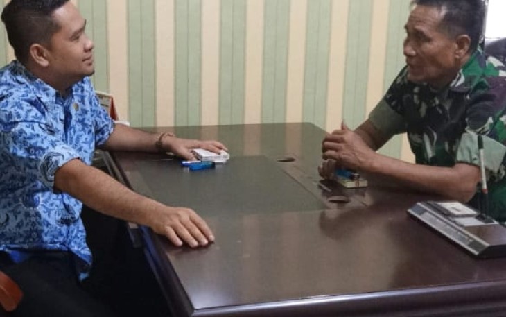 Danramil 13/AN Kapten Inf Hotman Komsos Dengan Camat Bilah Hulu 