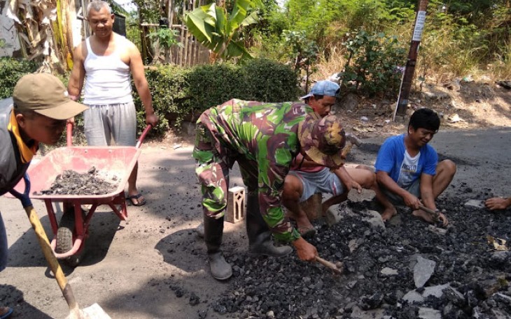 Babinsa Koramil 14/Karanganom Klaten  Serka  Soimun Karya Bakti  Perbaiki Jalan Berlubang Bersama Warga 