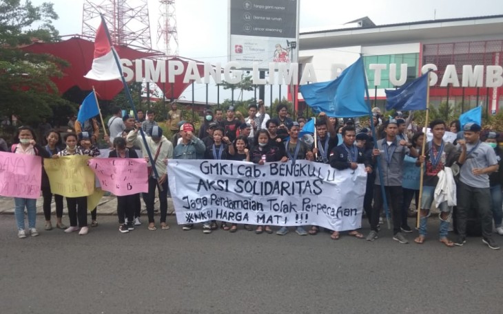Masa Gerakan Mahasiswa Kristen Indonesia Gelar Aksi di Simpang Lima Ratu Samban Kota Bengkulu 