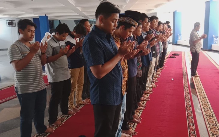 Mahasiswa Unib Salat Ghaib Doakan 2 Mahasiswa Korban Demo di Kendari