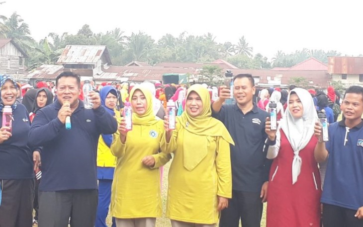 Bupati Mukomuko Choirul Huda Bagikan 700 Buah Botol Minuman Pada Masyarakat 