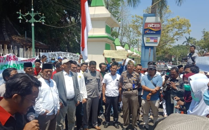 Ketua DPRD Kabupaten Tegal Temui Aksi Mahasiswa