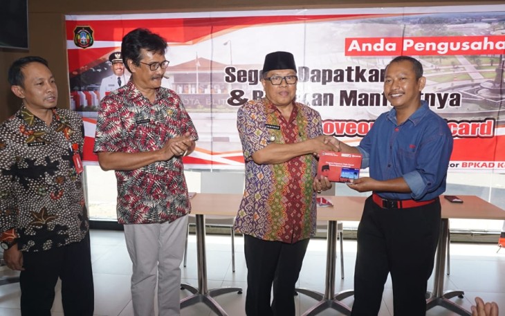 Plt Walikota Blitar Santoso (dua dari kanan) didampingi Sekda dan Kepala BPKAD Kota Blitar menyerahkan cinderamata kepada wajib pajak yang taat bayar pajak, dalam acara peluncuran program Padamoveon.