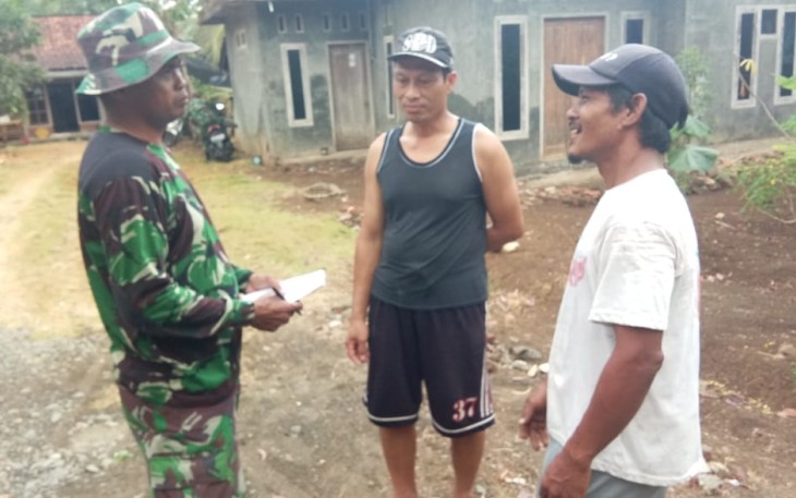 Satgas TMMD Membaur Dengan Warga