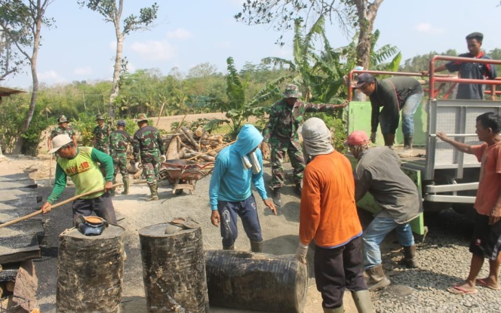 Kerja Bakti TNI-Warga Bikin TMMD 106 Kodim Cilacap Lebih Mudah