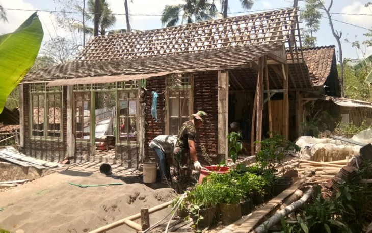 Kegiatan Fisik Satgas TMMD Di Rumah Sawin Penerima RLTH Pada Tahap Pemasangan Bata