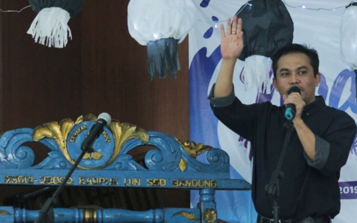 Dekan Fakultas Ushuluddin UIN SGD Bandung, Dr. Wahyudin Darmalaksana tengah memberikan sambutan dalam acara Ngaji Sastra bersama Buya Nursamad Kamba dan Fatin Hamama