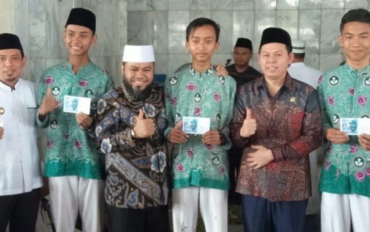 Wali Kota Bengkulu Helmi Hasan Bagikan Elektronik KTP Pada Perwakilan Pelajar SMKN 01 Kota Bengkulu 