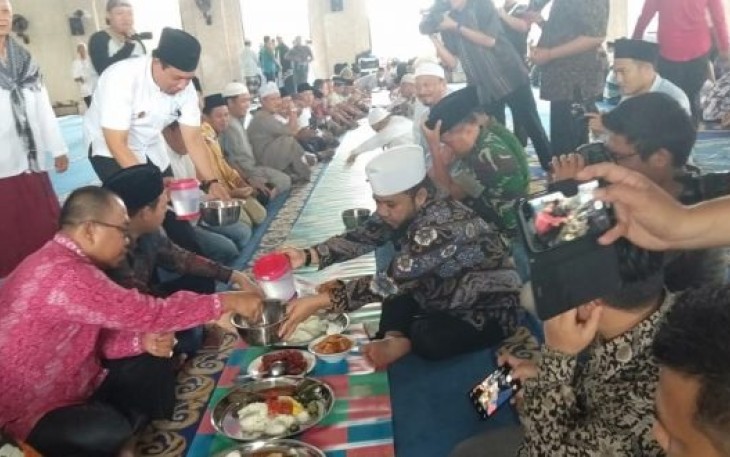 Wali Kota Bengkulu Helmi Hasan Makan Bersama Usai Shalat