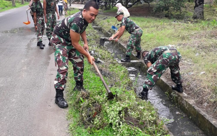 Kodim 0209/LB Gandeng Dinas Lingkungan Hidup Bersihkan Parit