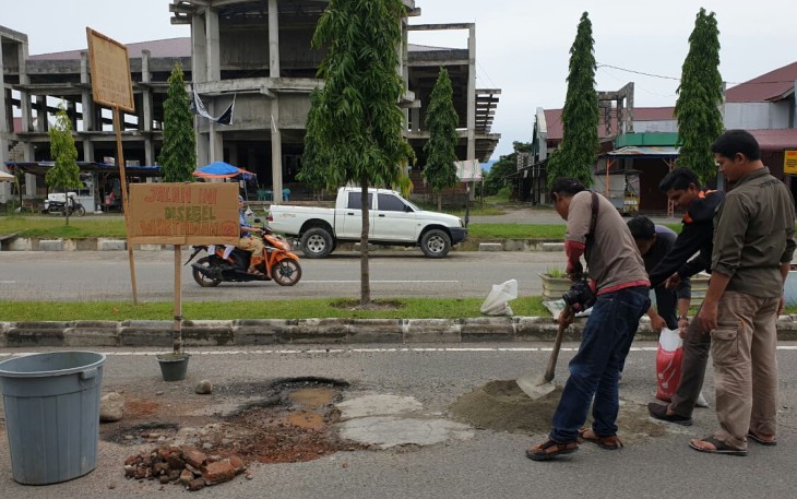 Wartawan Lhokseumawe dan Aceh Utara Tambal Jalan Berlubang