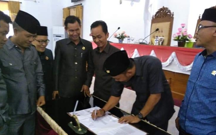 Penandatanganan SK Program Kerja oleh Ketua DPRD Kabupaten Seluma