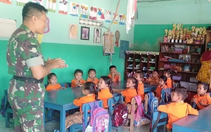 Serka Sugiyanto ketika memberikan pembelajaran kepada anak TK