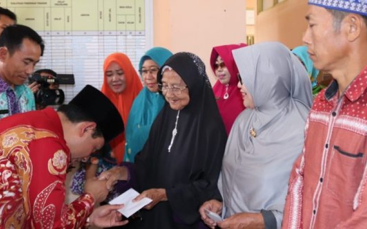 Wakil Wali Kota Bengkulu Dedy Wahyudi Salurkan Bantuan Operasional Pada 70 Tokoh Agama di Kecamatan Muara Bangkahulu