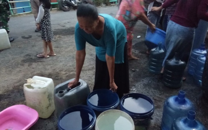 Mata Dasiyah Berkaca-kaca saat Antre Air Bersih
