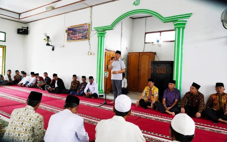 Gubernur Rohidin saat Silaturahmi Temui Warga di Masjid Nurul Huda