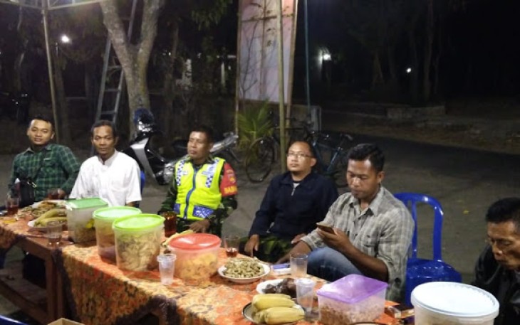 Jelang Pilkades Serentak Babinsa dan Bhabinkamtibmas Gantiwarno Lakukan Patroli  