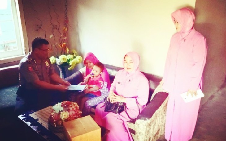 Kapolsek Reban Polres Batang Iptu Suharsiyamto dan Ketua Bhayangkari Ranting Reban Nyonya Siti Suharsiyamto melaksanakan anjangsana di kediaman Ramidi