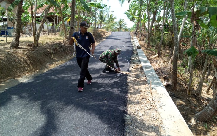 Satgas TMMD dan Kasi Pembangunan Cek Ulang Kondisi Jalan Aspal TMMD 106 Kodim Cilacap