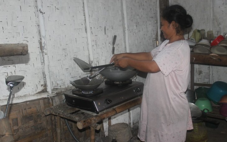 Sambal Terasi dan Bawang Di Rumah Suwarni untuk Satgas TMMD dan Warga