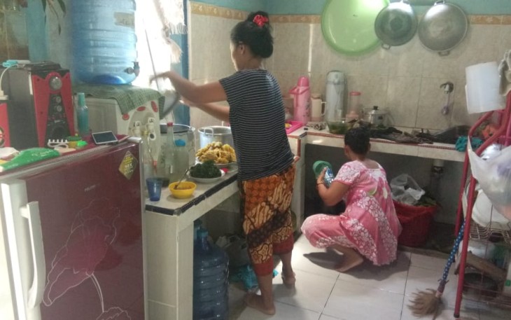  Bu Turiyah (47) dan Bu Tusiyati (31) Warga Desa Cilibang sibuk mempersiapkan hidangan untuk makan siang di dapur