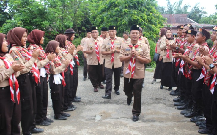 Dandim Santoso Lantik Pramuka Penggalang SMPN 2 Rantau Utara