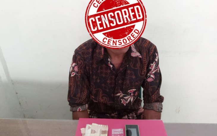 Pelaku tindak pidana penyalahgunaan narkoba AB Warga Kuta Cepu Kecamatan Simpang Kiri Kota Subulussalam saat diamankan berserta barang bukti.
