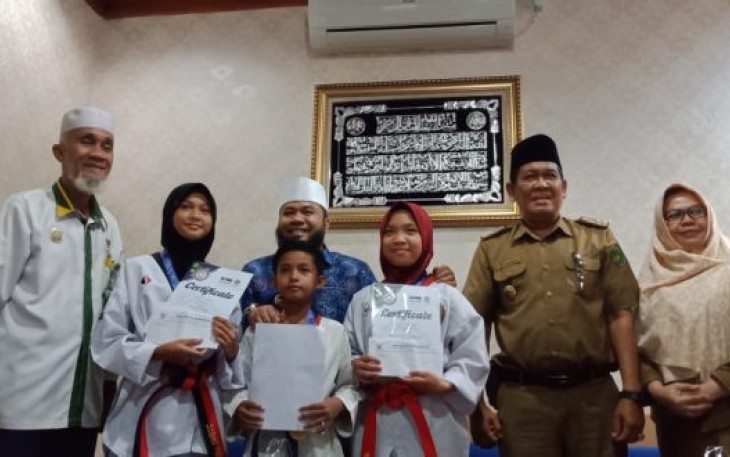 Wali Kota Bengkulu Helmi Hasan Berikan Reward Pada Tiga Pelajar Kota Bengkulu Yang Meraih Prestasi 