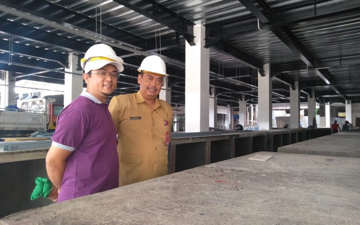Kepala Disperdagin Pemkot Blitar Arianto (kanan) bersama salah seorang tim BPK RI perwakilan Provinsi Jawa Timur ketika meninjau proses pembangunan Pasar Legi Kota Blitar.