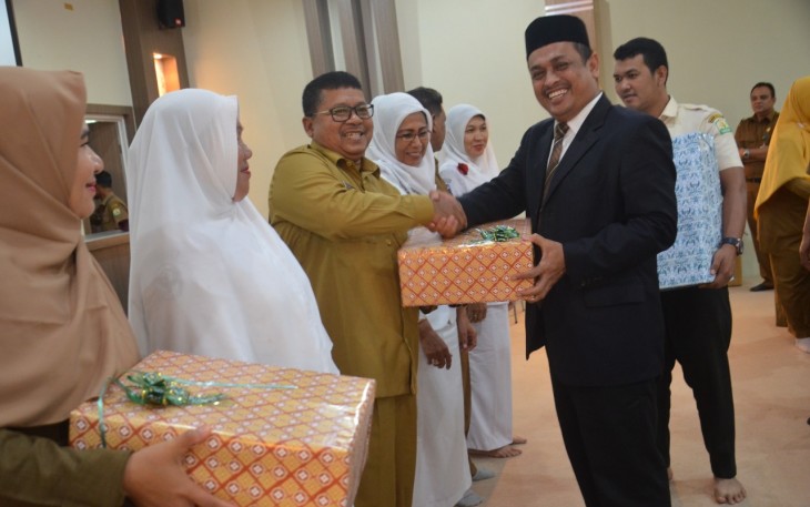 Kadinkes Bireuen dr Amir Adanni saat menerima penghargaan dari Gubernur Aceh diwakili Asisten III Drs Buchari MM Seusai Pelaksanaan Upacara HKN ke 55 diHalaman Kantor Gubernur Selasa 12 November 2019.