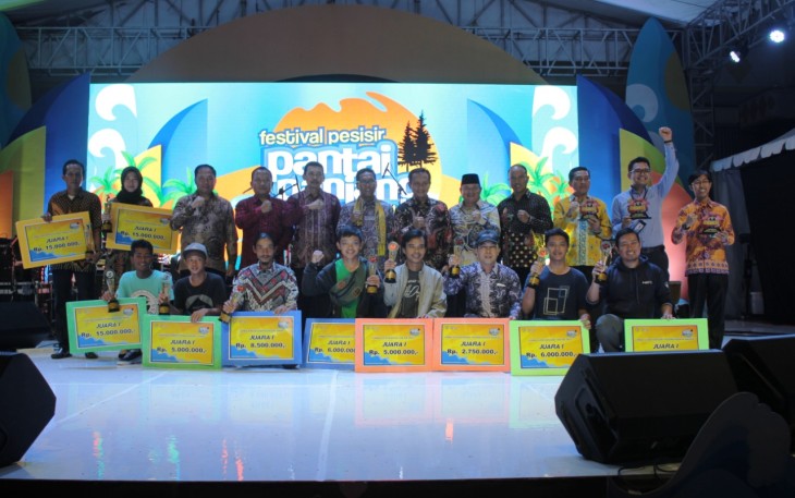 Sesi foto Bersama Dalam Penutupan Festival Pesisir Pantai Panjang 