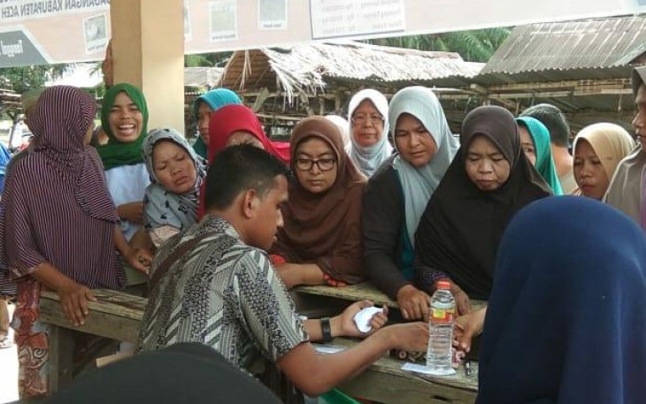 Para ibu-ibu saat antre berbelanja dipasar murah yang dilaksanakan di Pekan Gosong Singkil Utara.