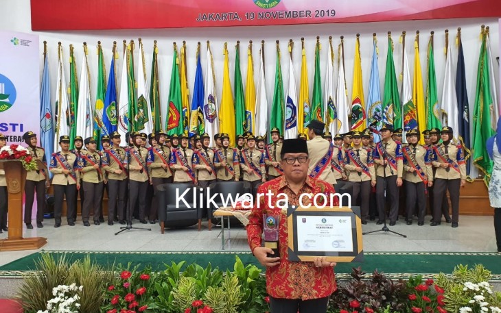 Plt Wali Kota Blitar Santoso Saat Menerima Piala Penghargaan Kota Sehat Dari Kementerian Dalam Negeri di Jakarta