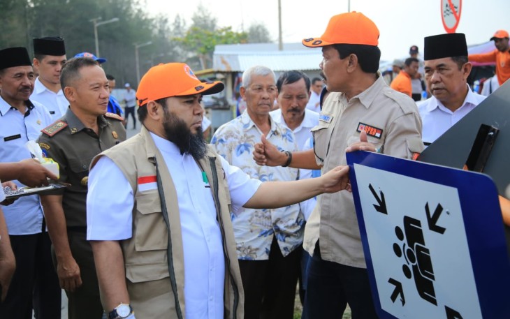 Wali Kota Bengkulu Helmi Hasan Pasang Rambu Rambu Bencana di Pantai Panjang 