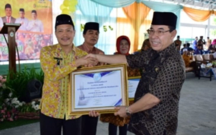 Bupati Rejang Lebong Berikan Penghargaan Pada Kepala Dinas Kesehatan Rejang Lebong 