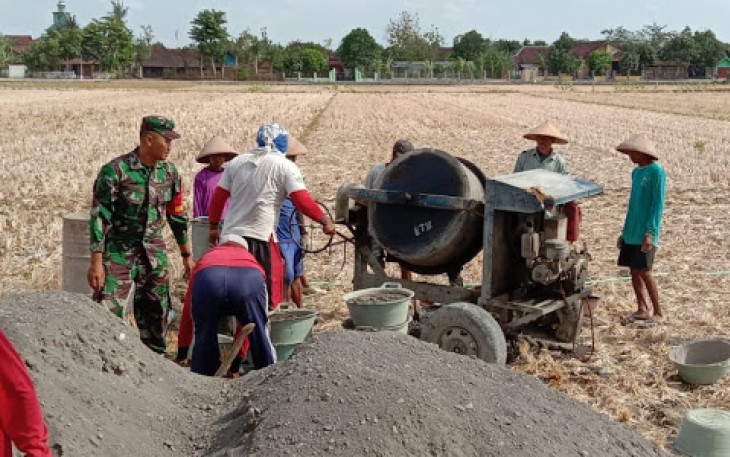 Babinsa Cawas Kerja Bakti Bantu Percepat Pembangunan Talut