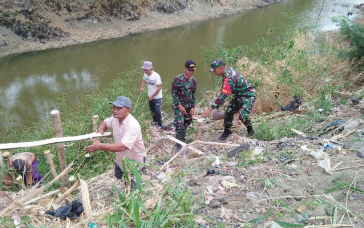 Babinsa Cawas Bersama Warga adakan Kerja Bakti Perbaiki Tanggul