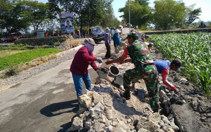  Babinsa Ngandong Bersama Warga Bangun Talud Jalan