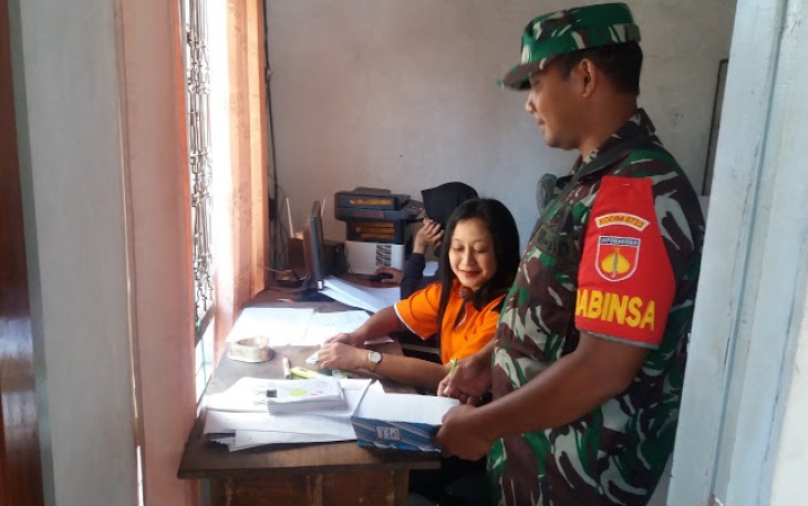 Babinsa Gantiwarno Lakukan pendataan warga Di Kantor Desa   